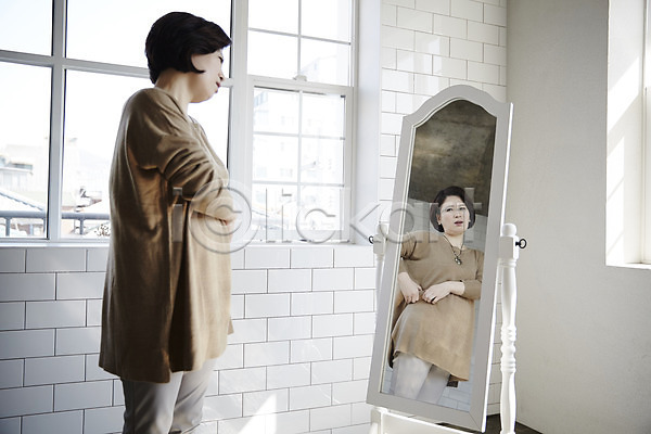 40대 성인 여자 한국인 한명 JPG 옆모습 포토 거울 반사 뱃살 상반신 실내 중년라이프 창문