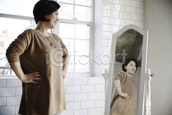40대 성인 여자 한국인 한명 JPG 아웃포커스 포토 거울 반사 상반신 실내 웃음 중년라이프 창문 허리손