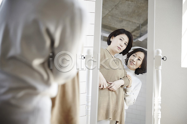 40대 두명 성인 여자 한국인 JPG 아웃포커스 포토 거울 반사 상반신 실내 웃음 중년라이프 친구