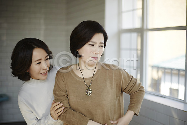 40대 두명 성인 여자 한국인 JPG 포토 상반신 실내 웃음 중년라이프 창문 친구