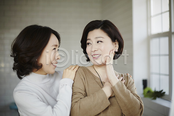 40대 두명 성인 여자 한국인 JPG 포토 마주보기 상반신 실내 웃음 중년라이프 친구