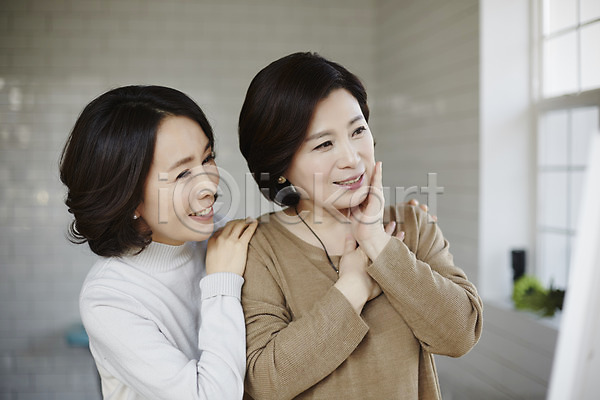 40대 두명 성인 여자 한국인 JPG 포토 상반신 실내 웃음 중년라이프 친구