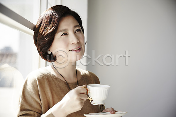 티타임 40대 성인 여자 한국인 한명 JPG 포토 들기 상반신 실내 웃음 응시 중년라이프 창가 커피 커피잔 컵받침