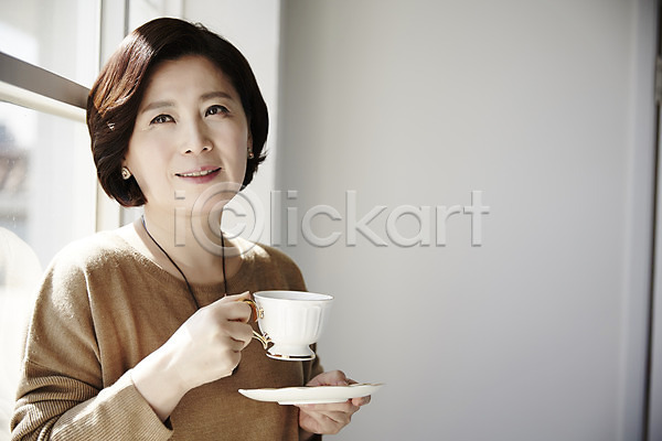 티타임 40대 성인 여자 한국인 한명 JPG 포토 들기 상반신 실내 웃음 중년라이프 창가 커피 커피잔 컵받침