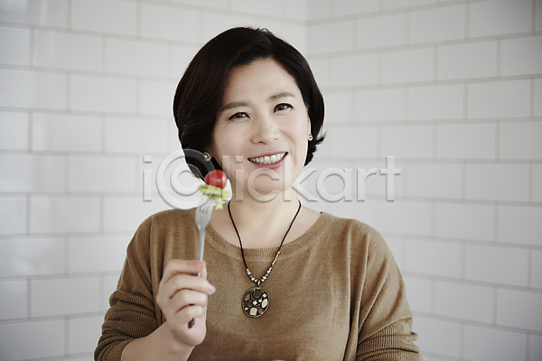 40대 성인 여자 한국인 한명 JPG 포토 들기 방울토마토 상반신 실내 웃음 중년라이프 포크