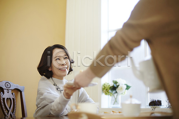 티타임 40대 두명 성인 여자 한국인 JPG 아웃포커스 옆모습 포토 상반신 식탁 실내 웃음 중년라이프 친구 커피 커피잔