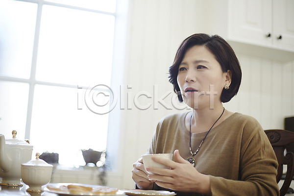 티타임 40대 성인 여자 한국인 한명 JPG 포토 상반신 식탁 실내 중년라이프 찻주전자 커피 커피잔