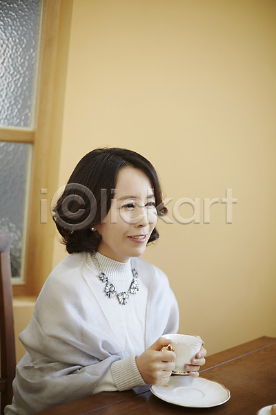 티타임 40대 성인 여자 한국인 한명 JPG 옆모습 포토 상반신 식탁 실내 웃음 중년라이프 커피 커피잔