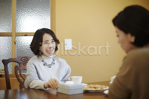 티타임 40대 두명 성인 여자 한국인 JPG 아웃포커스 옆모습 포토 상반신 선물 식탁 실내 웃음 중년라이프 친구 커피 커피잔 쿠키