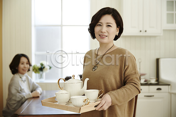 티타임 40대 두명 성인 여자 한국인 JPG 아웃포커스 포토 들기 상반신 식탁 실내 웃음 쟁반 중년라이프 찻주전자 친구 커피 커피잔