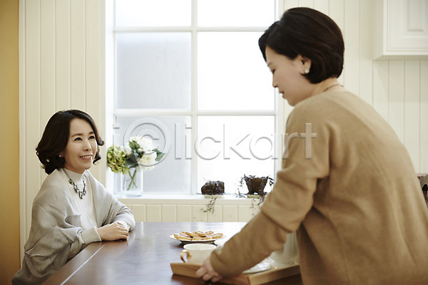 티타임 40대 두명 성인 여자 한국인 JPG 옆모습 포토 상반신 식탁 실내 웃음 중년라이프 친구 커피 커피잔 쿠키