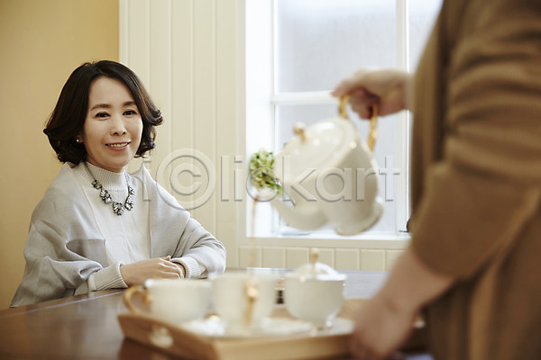 티타임 40대 두명 성인 여자 한국인 JPG 아웃포커스 옆모습 포토 붓기 상반신 식탁 실내 웃음 중년라이프 찻주전자 친구 커피 커피잔