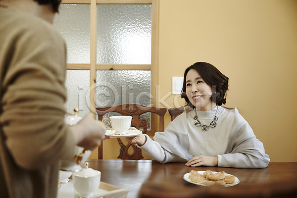 티타임 40대 두명 성인 여자 한국인 JPG 아웃포커스 포토 상반신 식탁 실내 웃음 중년라이프 친구 커피 커피잔 쿠키