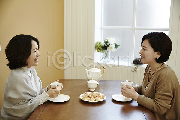 티타임 40대 두명 성인 여자 한국인 JPG 옆모습 포토 마주보기 상반신 식탁 실내 웃음 중년라이프 친구 커피 커피잔 쿠키