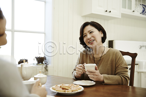 티타임 40대 두명 성인 여자 한국인 JPG 포토 상반신 식탁 실내 웃음 중년라이프 친구 커피 커피잔 쿠키
