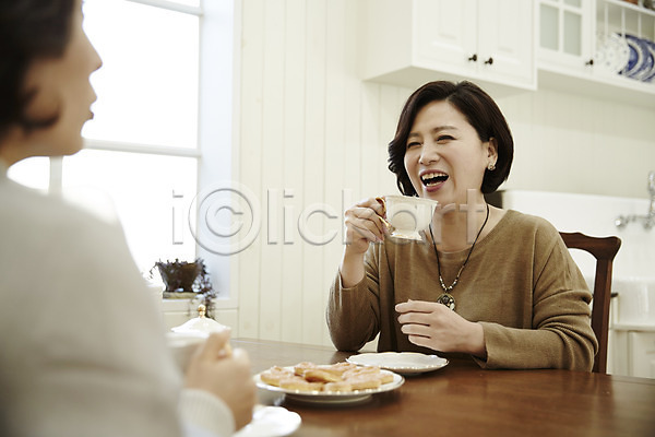티타임 40대 두명 성인 여자 한국인 JPG 아웃포커스 포토 마시기 상반신 식탁 실내 웃음 중년라이프 친구 커피 커피잔 쿠키