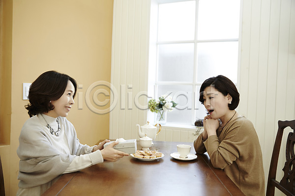 티타임 40대 두명 성인 여자 한국인 JPG 옆모습 포토 놀람 마주보기 상반신 선물 식탁 실내 웃음 중년라이프 친구 커피 커피잔