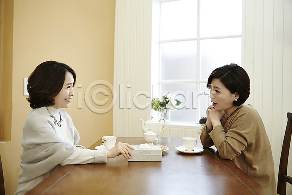 티타임 40대 두명 성인 여자 한국인 JPG 옆모습 포토 마주보기 상반신 선물 식탁 실내 웃음 중년라이프 친구 커피 커피잔