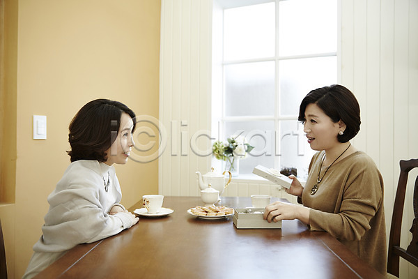 티타임 40대 두명 성인 여자 한국인 JPG 옆모습 포토 마주보기 상반신 선물 식탁 실내 웃음 중년라이프 친구 커피 커피잔