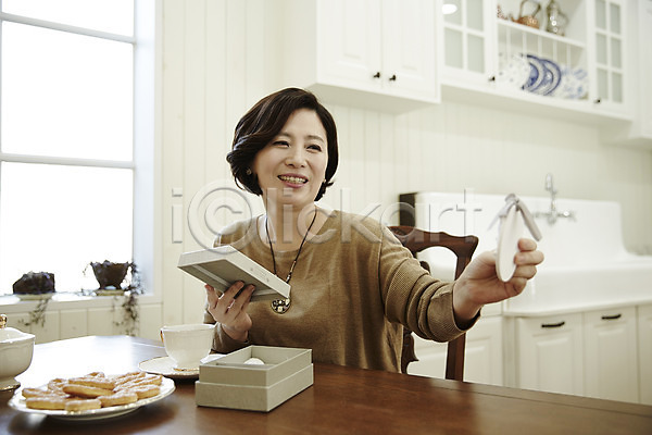 티타임 40대 성인 여자 한국인 한명 JPG 포토 상반신 선물 식탁 실내 웃음 중년라이프 커피 커피잔 쿠키