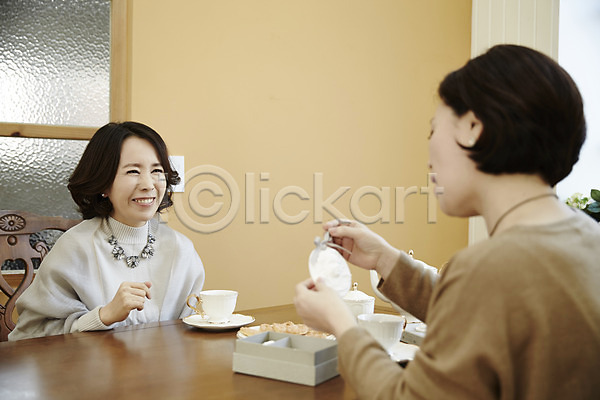 티타임 40대 두명 성인 여자 한국인 JPG 옆모습 포토 상반신 선물 식탁 실내 웃음 중년라이프 친구 커피 커피잔