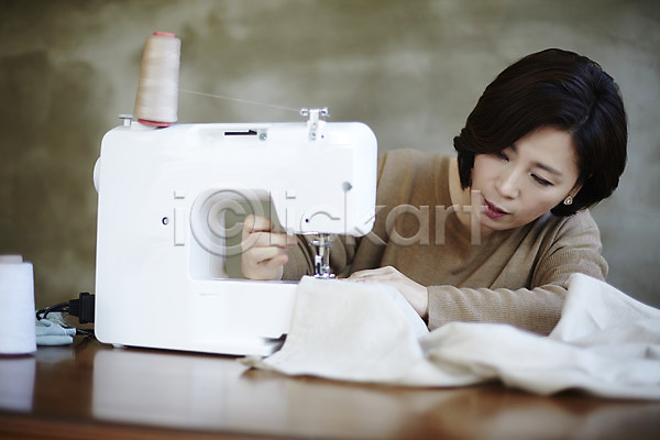 40대 성인 여자 한국인 한명 JPG 아웃포커스 포토 바느질 상반신 실내 실타래 재봉틀 중년라이프 천(직물) 취미