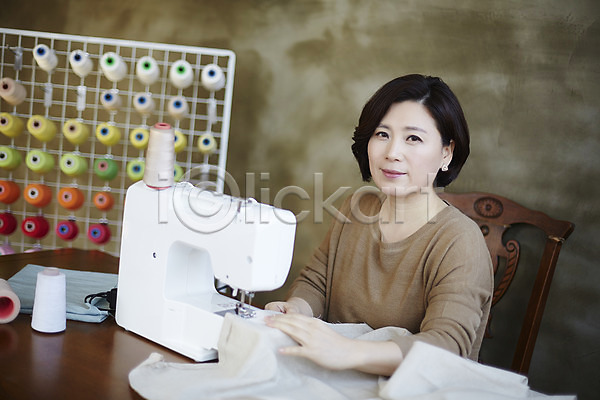 40대 성인 여자 한국인 한명 JPG 아웃포커스 포토 바느질 상반신 실내 실타래 재봉틀 중년라이프 천(직물) 취미