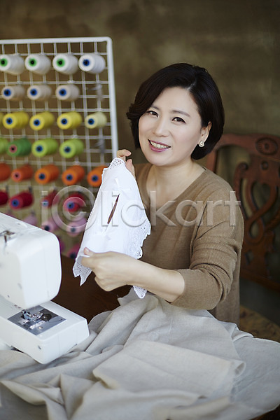 40대 성인 여자 한국인 한명 JPG 아웃포커스 포토 바느질 상반신 실내 실타래 웃음 재봉틀 중년라이프 천(직물) 취미