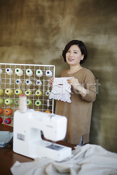 40대 성인 여자 한국인 한명 JPG 아웃포커스 포토 바느질 상반신 실내 실타래 재봉틀 중년라이프 취미