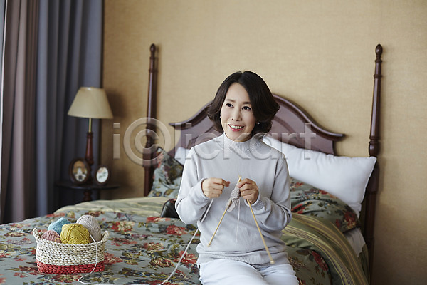 40대 성인 여자 한국인 한명 JPG 포토 뜨개질 상반신 실내 앉기 웃음 응시 중년라이프 침대 털실
