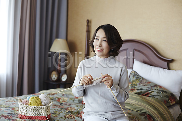 40대 성인 여자 한국인 한명 JPG 포토 뜨개질 상반신 실내 웃음 응시 중년라이프 침대 털실