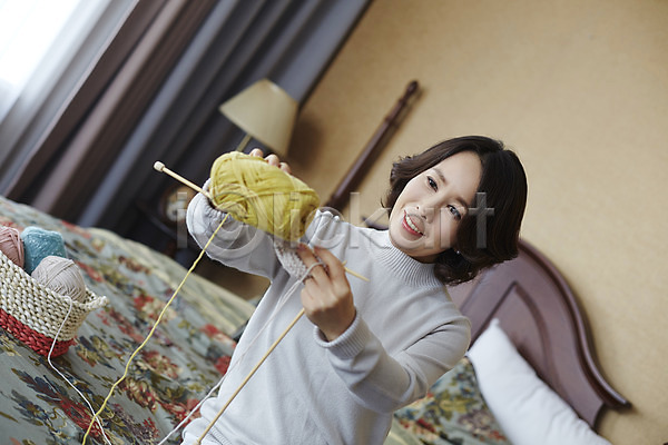 40대 성인 여자 한국인 한명 JPG 아웃포커스 포토 뜨개질 상반신 실내 웃음 중년라이프 침대 털실