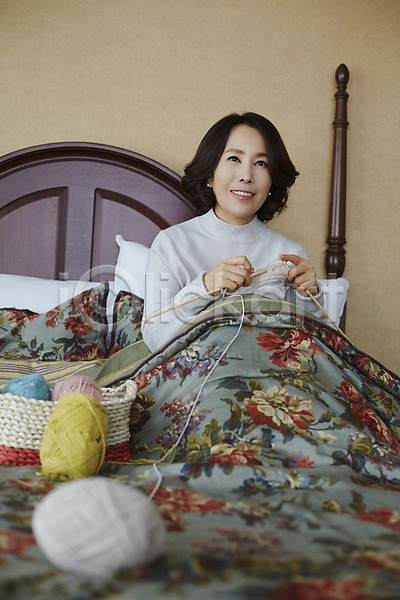 40대 성인 여자 한국인 한명 JPG 포토 뜨개질 상반신 실내 웃음 중년라이프 침대 털실