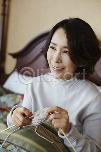 40대 성인 여자 한국인 한명 JPG 아웃포커스 포토 뜨개질 상반신 실내 웃음 응시 중년라이프 침대