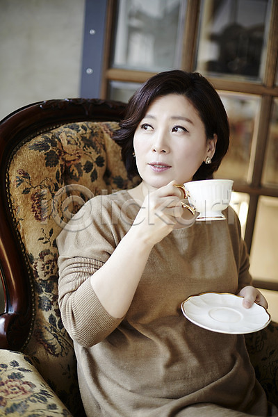 티타임 40대 성인 여자 한국인 한명 JPG 포토 들기 상반신 실내 앉기 응시 의자 중년라이프 커피 커피잔 컵받침