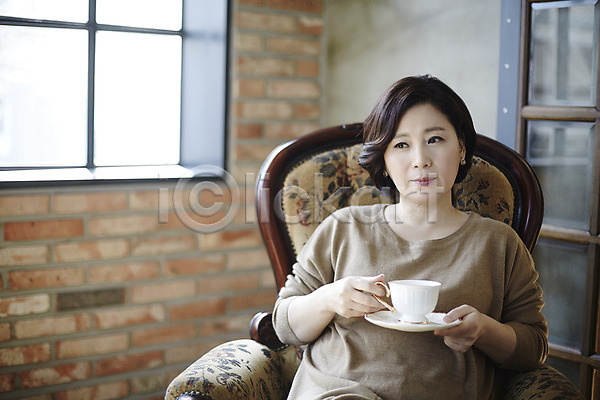 티타임 40대 성인 여자 한국인 한명 JPG 포토 상반신 실내 앉기 의자 중년라이프 커피 커피잔