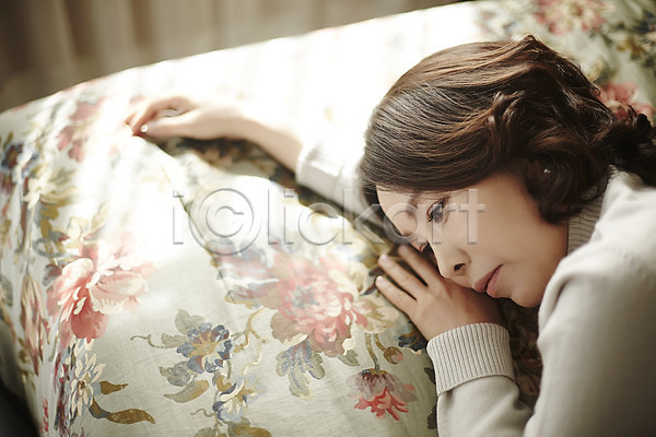 40대 성인 여자 한국인 한명 JPG 포토 갱년기 눕기 상반신 실내 우울증 중년라이프 침대