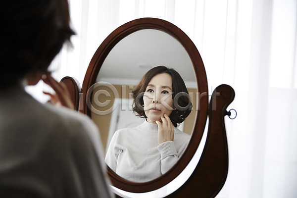 40대 성인 여자 한국인 한명 JPG 뒷모습 아웃포커스 포토 갱년기 거울 반사 상반신 실내 우울증 중년라이프 화장대