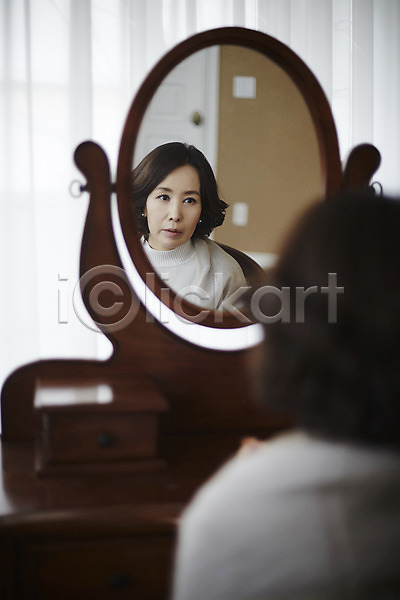 40대 성인 여자 한국인 한명 JPG 뒷모습 아웃포커스 포토 갱년기 거울 반사 상반신 실내 우울증 중년라이프 화장대