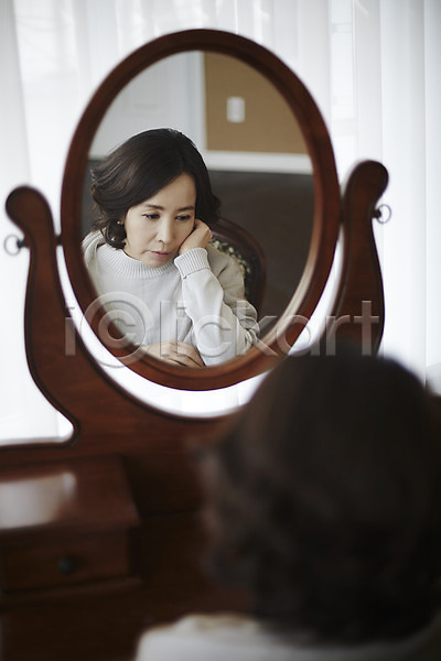 40대 성인 여자 한국인 한명 JPG 뒷모습 아웃포커스 포토 갱년기 거울 반사 상반신 실내 우울증 중년라이프 턱괴기 화장대