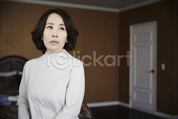 40대 성인 여자 한국인 한명 JPG 아웃포커스 포토 갱년기 상반신 실내 우울증 중년라이프 침대