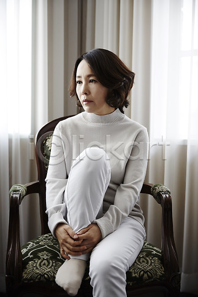 40대 성인 여자 한국인 한명 JPG 포토 PTSD 갱년기 실내 앉기 우울증 의자 중년라이프 창문 커튼