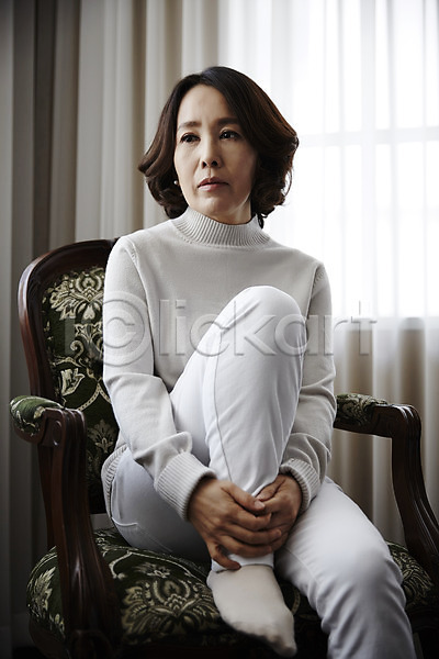 40대 성인 여자 한국인 한명 JPG 포토 PTSD 갱년기 실내 앉기 우울증 의자 중년라이프 창문 커튼