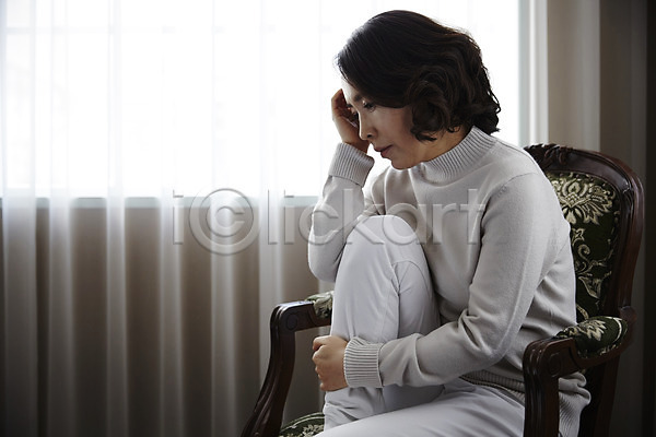 40대 성인 여자 한국인 한명 JPG 옆모습 포토 두통 상반신 실내 앉기 의자 중년라이프 창문 커튼