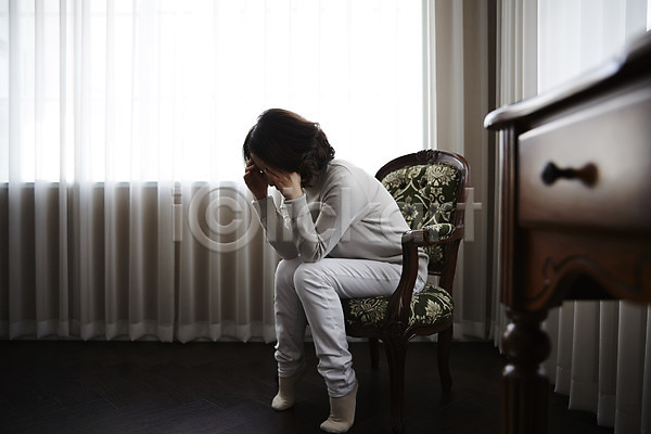 40대 성인 여자 한국인 한명 JPG 옆모습 포토 두통 실내 앉기 의자 전신 중년라이프 창문 커튼