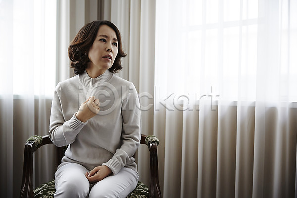 40대 성인 여자 한국인 한명 JPG 포토 갱년기 더위 상반신 실내 앉기 의자 중년라이프 창문 커튼