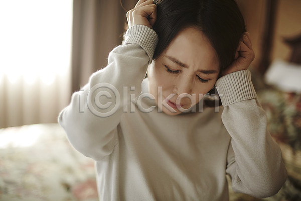 40대 성인 여자 한국인 한명 JPG 아웃포커스 포토 눈감음 두통 상반신 실내 중년라이프 찡그림 침대