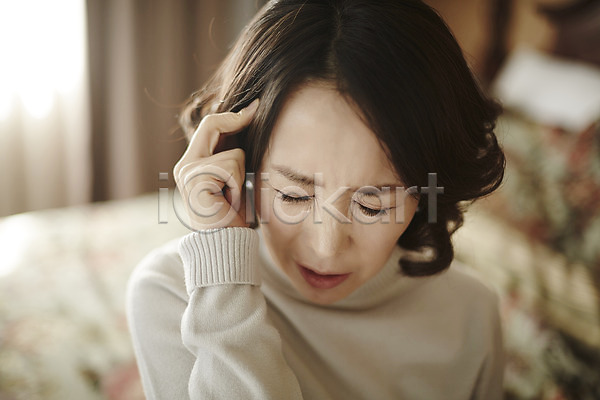 40대 성인 여자 한국인 한명 JPG 아웃포커스 포토 눈감음 두통 상반신 실내 중년라이프 찡그림 침대