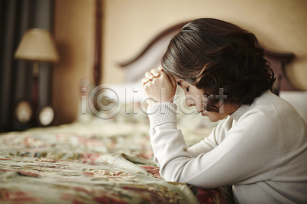 40대 성인 여자 한국인 한명 JPG 아웃포커스 포토 기도 눈감음 상반신 실내 중년라이프 침대