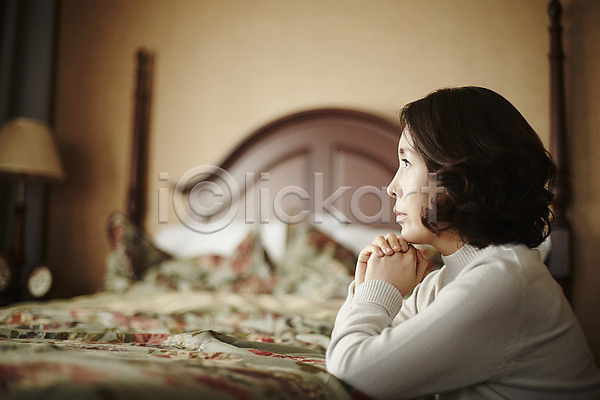 40대 성인 여자 한국인 한명 JPG 아웃포커스 포토 기도 상반신 실내 응시 중년라이프 침대